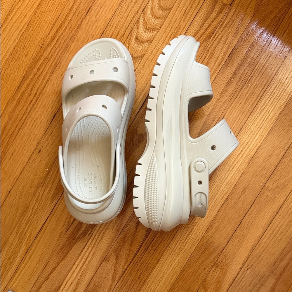 New CROCS Mega Crush Platform sandals